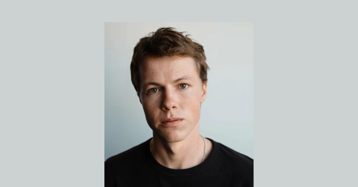 Milo Callaghan Biography – From Cambridge Comedy to Hollywood Stardom
